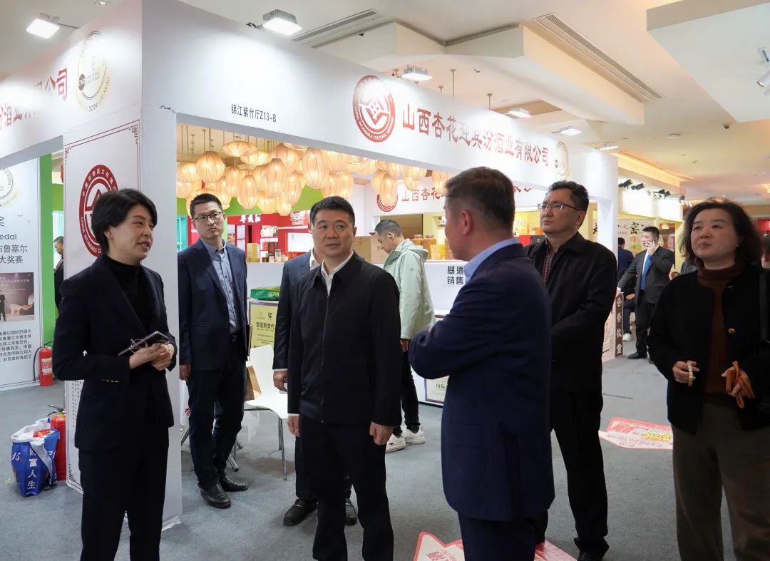 省尊龙凯时集团党委书记、董事长游勇率队到2025锦江宾馆春季酒类商务洽谈会现场检查指导重点工作