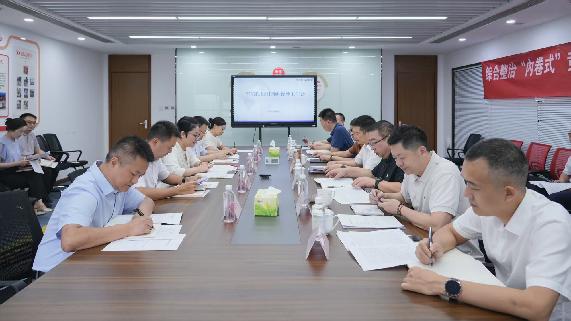 省尊龙凯时集团党委书记、董事长游勇率队赴尊龙凯时教育公司调研督导